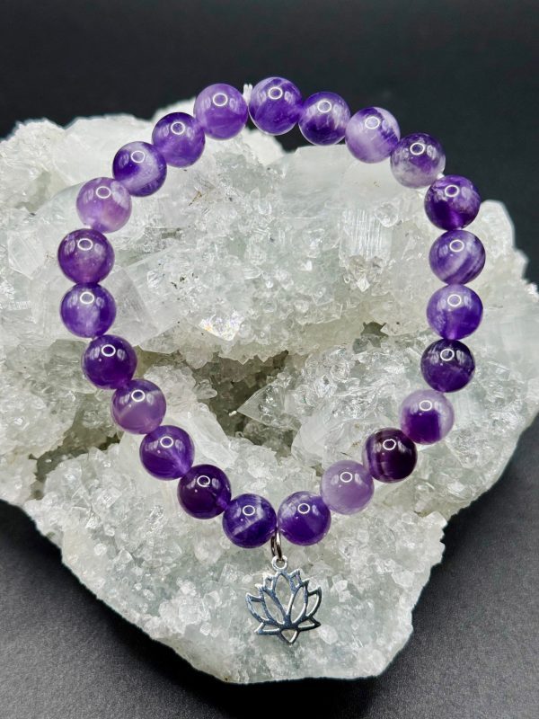 Bracelet Sérénité & Éveil – Améthyste Chevron (8mm) & Fleur de Lotus argentée – 17cm