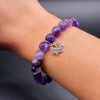Bracelet Sérénité & Éveil – Améthyste Chevron (8mm) & Fleur de Lotus argentée – 17cm