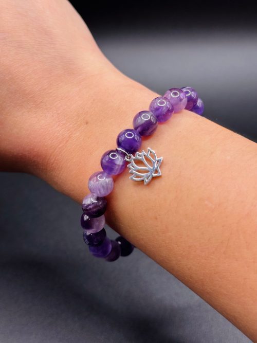 Bracelet Sérénité & Éveil – Améthyste Chevron (8mm) & Fleur de Lotus argentée – 17cm