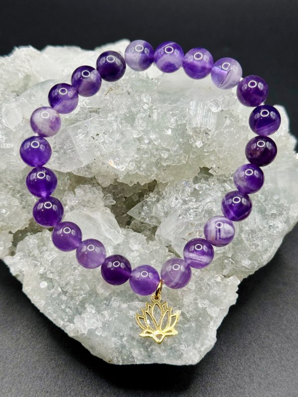 Bracelet Sérénité & Éveil – Améthyste Chevron (8mm) & Fleur de Lotus dorée – 17cm
