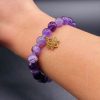 Bracelet Sérénité & Éveil – Améthyste Chevron (8mm) & Fleur de Lotus dorée – 17cm