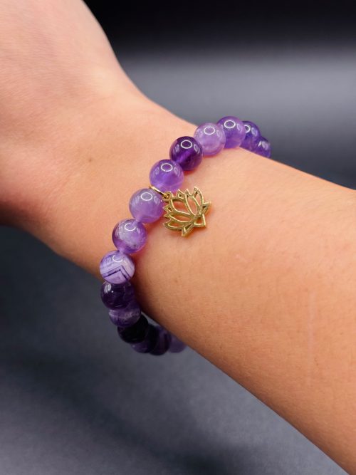 Bracelet Sérénité & Éveil – Améthyste Chevron (8mm) & Fleur de Lotus dorée – 17cm