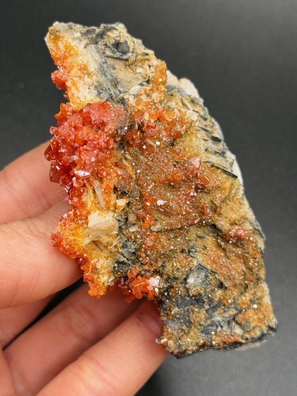 Vanadinite sur Baryte noire – Maroc N.5