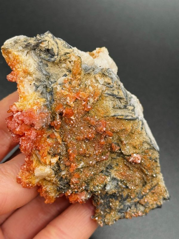 Vanadinite sur Baryte noire – Maroc N.5