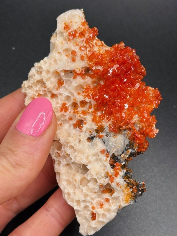 Vanadinite sur Baryte noire – Maroc N.5