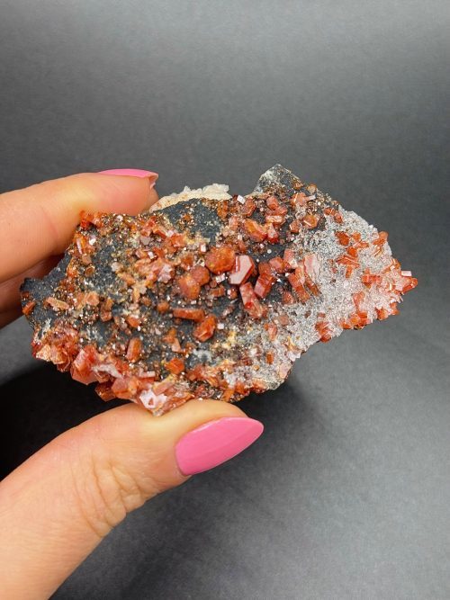Vanadinite sur Baryte noire – Maroc N.6