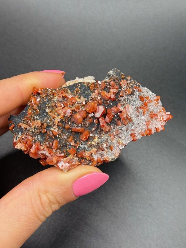 Vanadinite sur Baryte noire – Maroc N.6