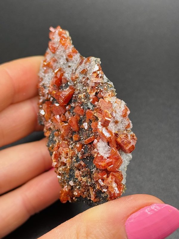 Vanadinite sur Baryte noire – Maroc N.6