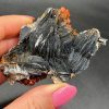 Vanadinite sur Baryte noire – Maroc N.7