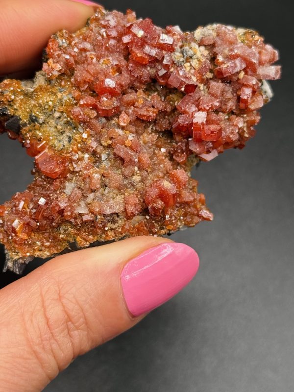 Vanadinite sur Baryte noire – Maroc N.7