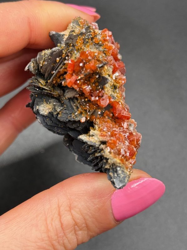 Vanadinite sur Baryte noire – Maroc N.7
