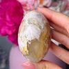 Galet bombé en Agate Fleur, Madagascar