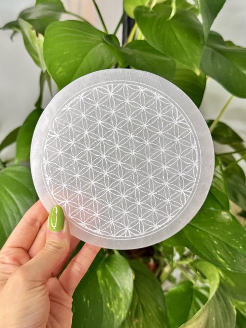 Plaque ronde purification rechargement en sélénite motif fleur de vie Maroc minéraux cristaux pierres naturelles lithothérapie 2 Grande plaque Ronde en Sélénite du Maroc – Motif Fleur de Vie