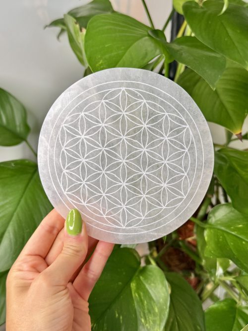 Plaque ronde purification rechargement en sélénite motif fleur de vie Maroc minéraux cristaux pierres naturelles lithothérapie 3 Grande plaque Ronde en Sélénite du Maroc – Motif Fleur de Vie