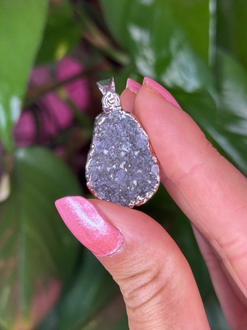 Pendentif en améthyste brute druzy, Brésil, N.1